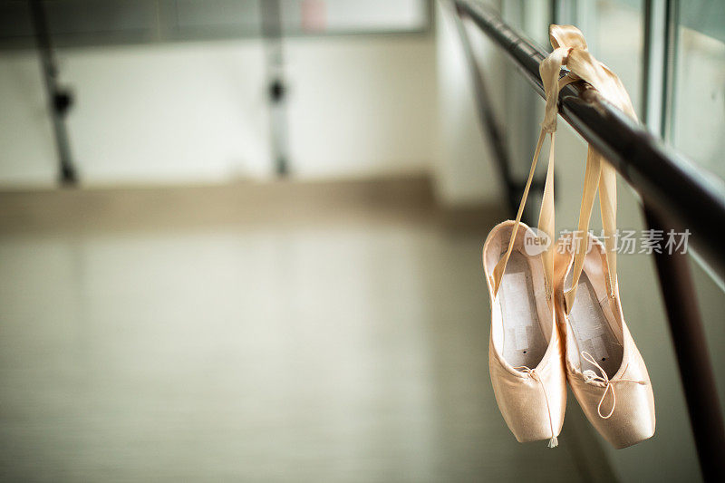 芭蕾舞鞋挂在杆子上
