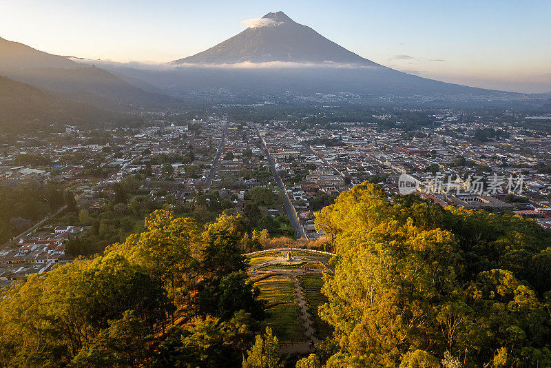 从十字角度看安提瓜和阿瓜火山