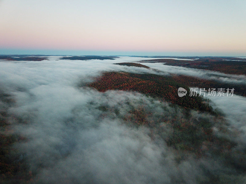 在一个多云的日出期间，空中无人机全景加拿大风景。