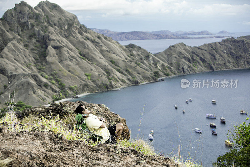 亚洲年轻人徒步旅行在巴达岛，纳旺巴乔，努沙登加拉帖木儿