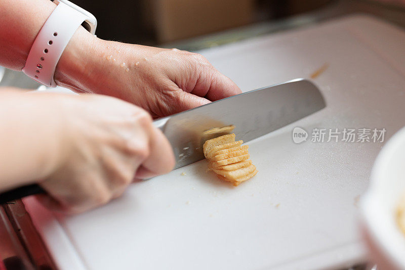 女人切食物