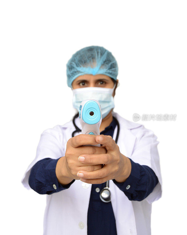 一个女人或女医生，戴着外科口罩，帽子，白大褂，脖子上挂着听诊器，手里拿着一个非接触式或非接触式红外体温计，就像一把枪，在白色的背景上，有文字的拷贝空间