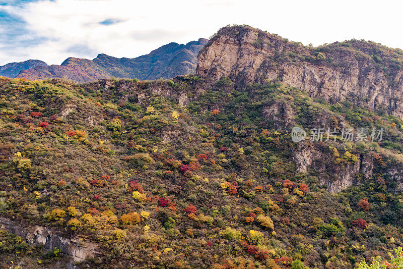 远山，白云，美丽的多色山景。