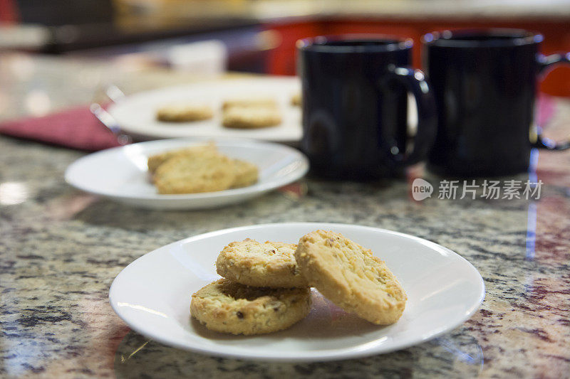 为节日准备的新鲜烘焙饼干。烘焙石。