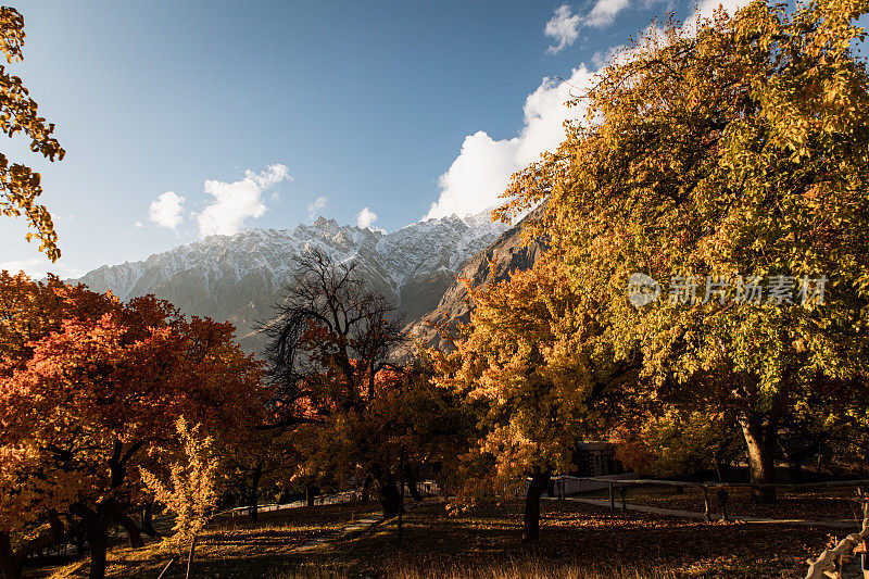 巴基斯坦喜马拉雅山脉的秋天风景优美