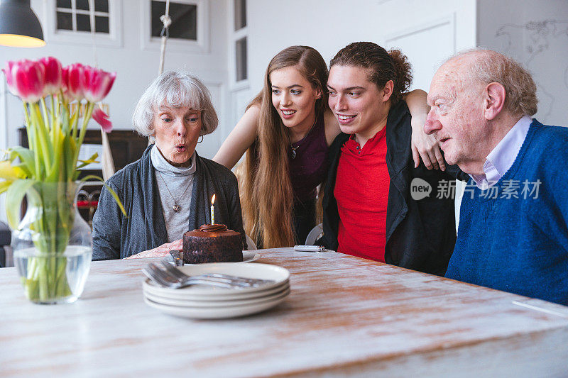 在家里为奶奶庆祝生日