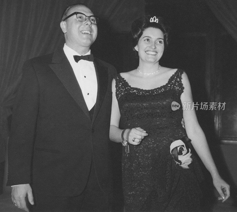 1950年，一对夫妇在一个聚会上。