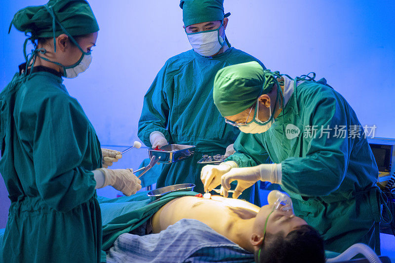 医生在手术室给病人做手术。