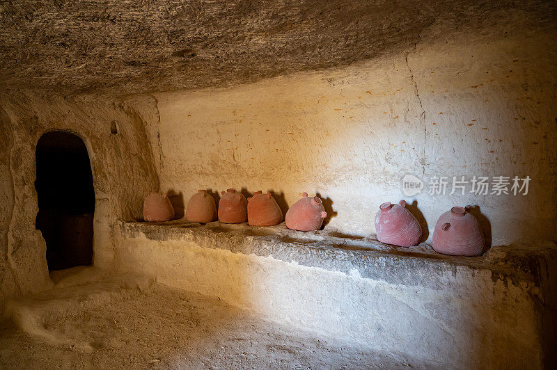 在纳巴泰古城阿夫达(Avdat)的一个装有香料器皿的洞穴，这里现在是内盖夫沙漠中的一个国家公园