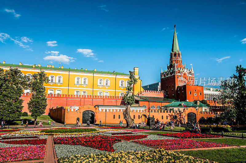 俄罗斯莫斯科，美丽的克里姆林宫公园庭院上的阳光明媚的一天