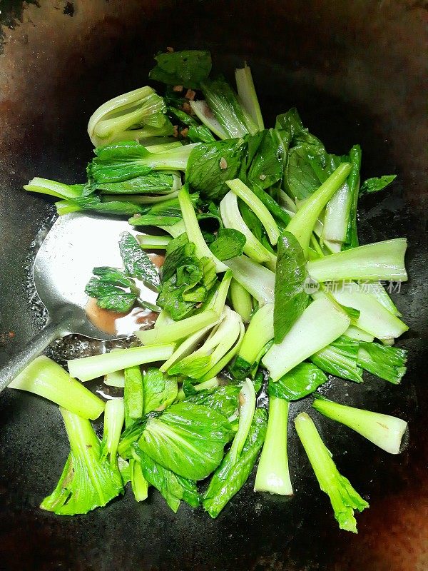 烹饪翻炒白菜-准备蔬菜。