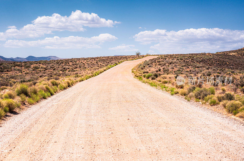 弯曲的未封闭的沙漠道路