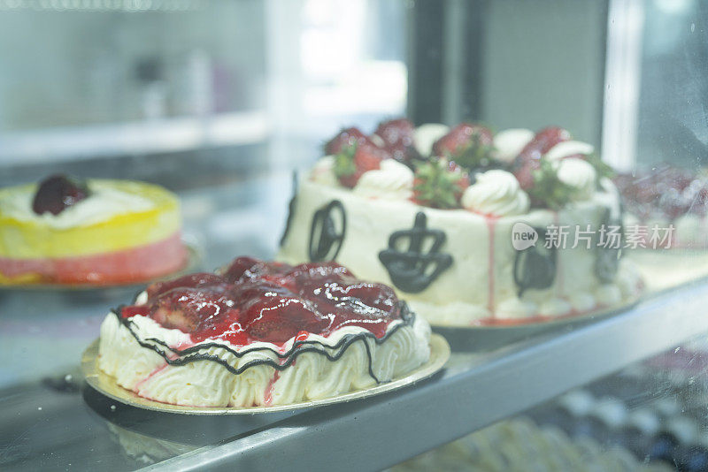 樱桃和奶油蛋糕在面包店展出的特写