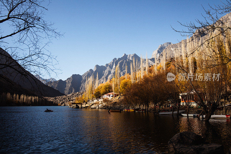 巴基斯坦喀喇昆仑山脉中的湖泊风景