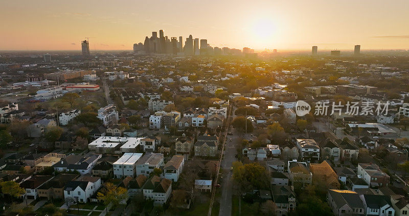 在休斯顿，德克萨斯州的住宅街道和市中心天际线的航拍