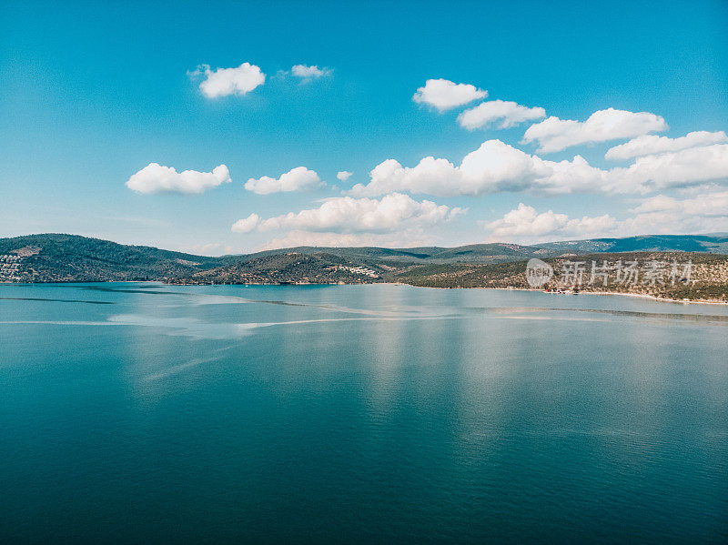无人机在土耳其博德鲁姆观看美丽的海岸线