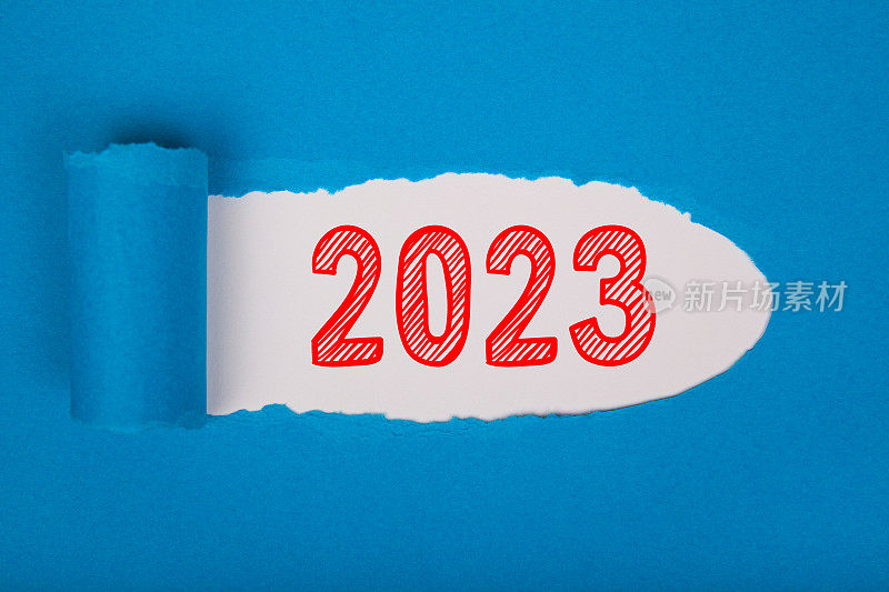 撕纸，白色背景上写着2023年新年快乐