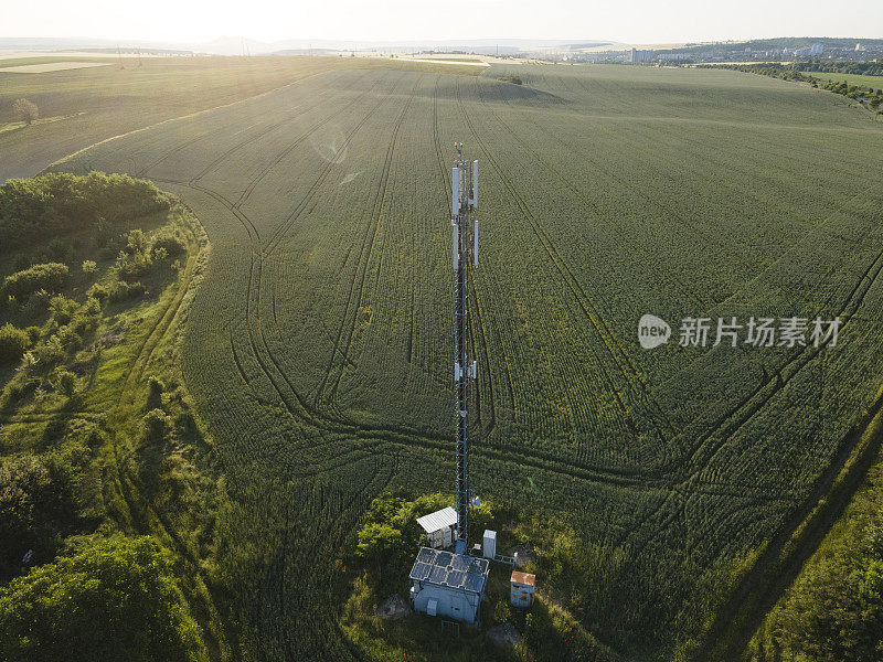 绿色的电信塔，鸟瞰图。