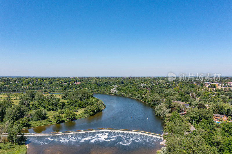 空中威尔克斯大坝和格兰德河景观，布兰特福德，加拿大