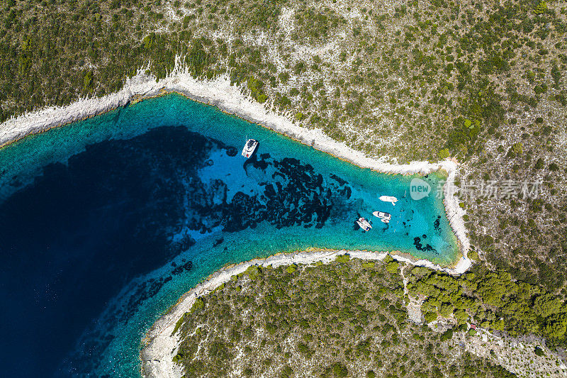 从无人机的角度看克罗地亚帕克林斯基岛上美丽的小海湾