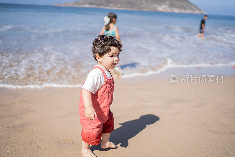 小男孩在海滩上探险