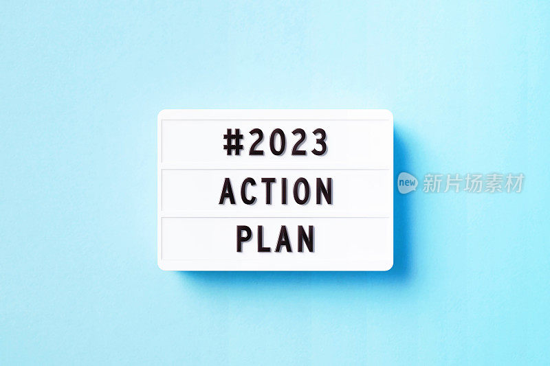 2023行动计划写在蓝色背景上的白色灯箱