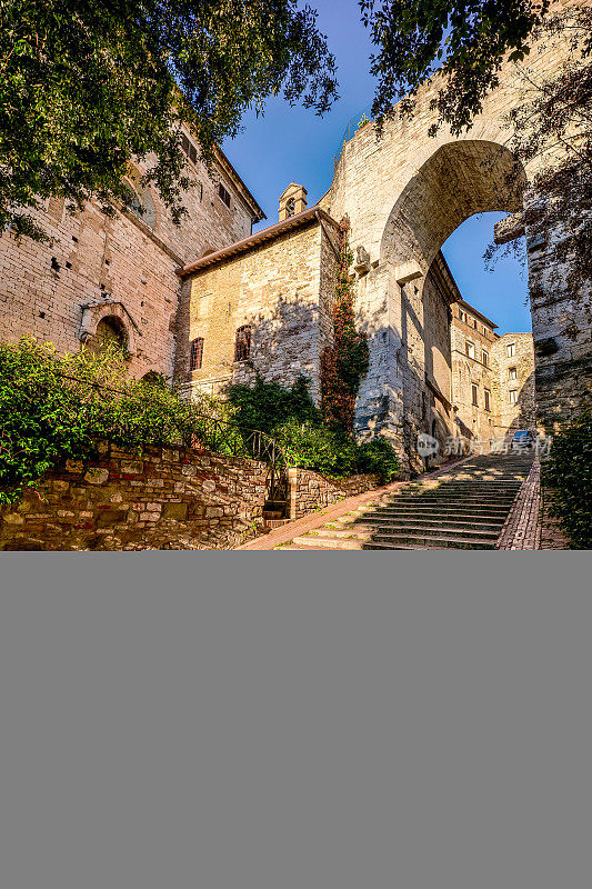 位于翁布里亚佩鲁贾中世纪中心的特拉西梅纳门美丽的楼梯