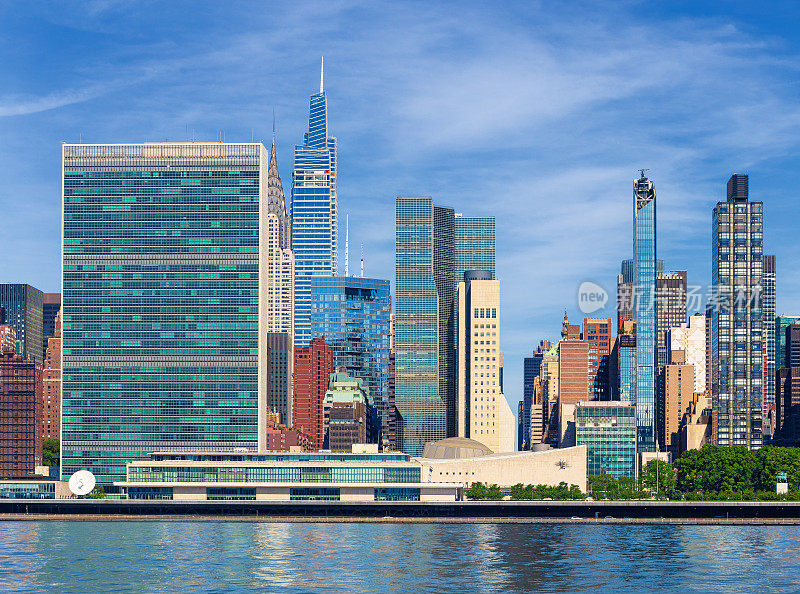 纽约市天际线与联合国大楼和曼哈顿东区的摩天大楼，纽约，美国。