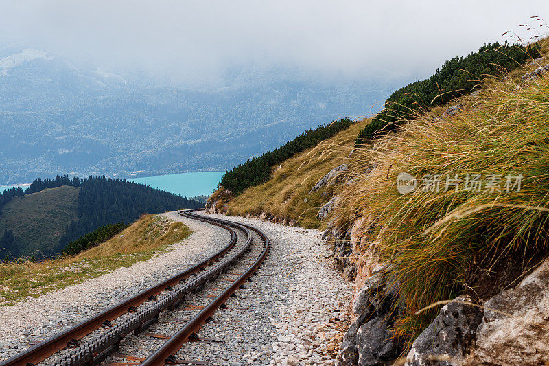 通往奥地利沙夫伯格峰的Cog铁路轨道。萨尔茨堡登陆阿尔卑斯山