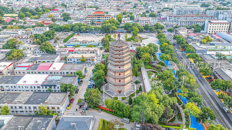 中国河北省石家庄市正定县的正定天宁寺和天宁寺凌霄塔的航拍照片