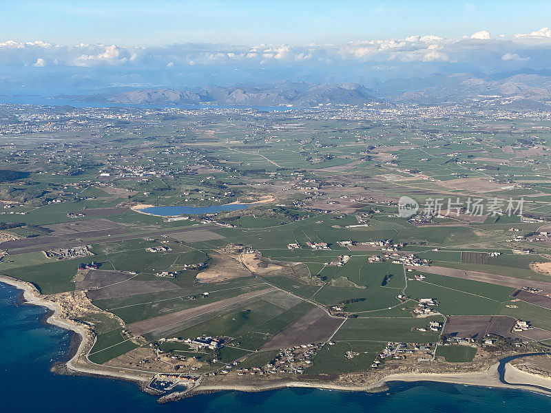 挪威斯塔万格市的鸟瞰图。海滩海岸线，有人居住的岛屿，农业用地和城市中心建筑都可以看到