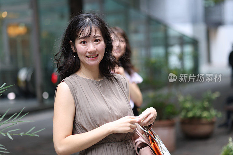 漂亮的年轻女人喜欢购物