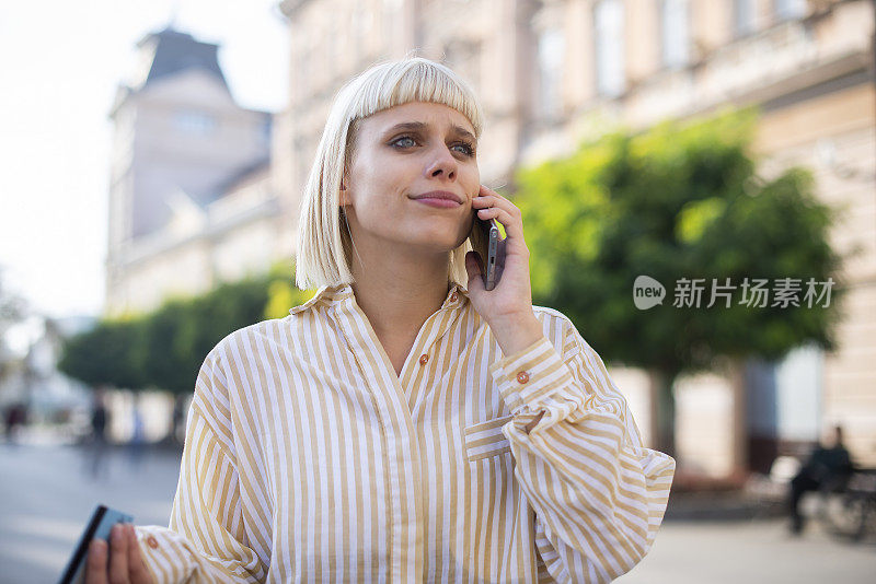 女孩使用智能手机库存照片