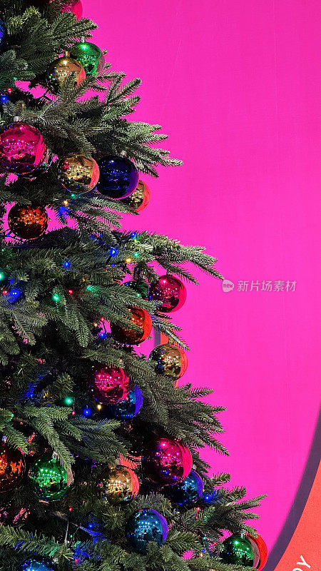 粉色背景的圣诞树