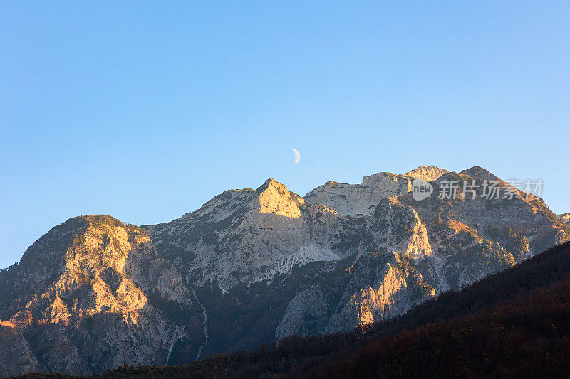 夕阳下的瓦尔博纳阿尔巴尼亚阿尔卑斯山