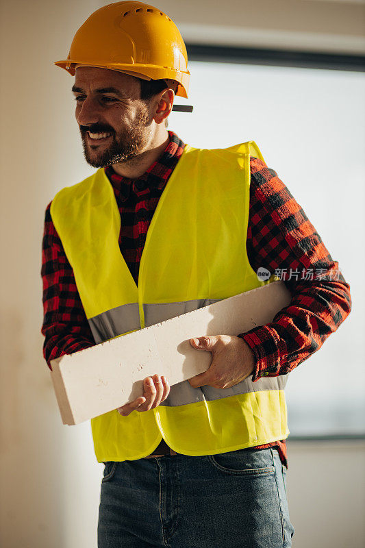 年轻的建筑师帮助建筑工人