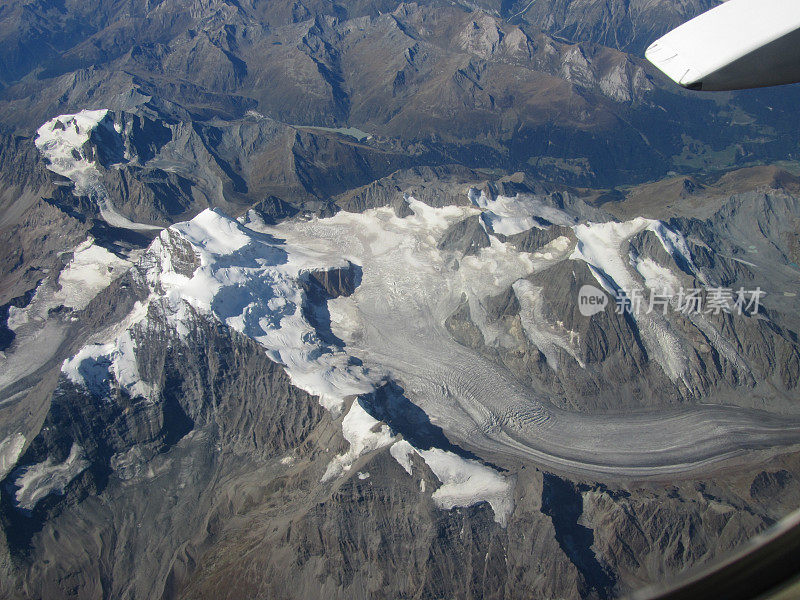 飞越阿尔卑斯山。山峰和冰川。