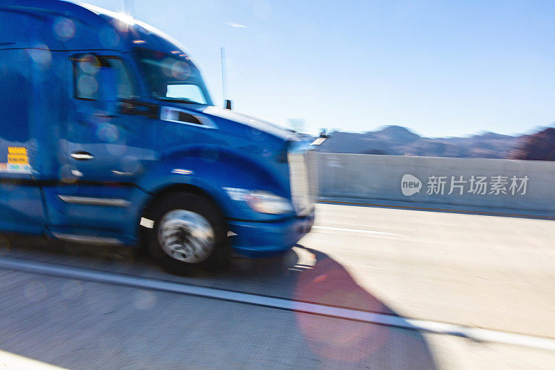 交通和货物运输长途半卡车在美国西部农村州际公路在内华达州货运运输照片系列