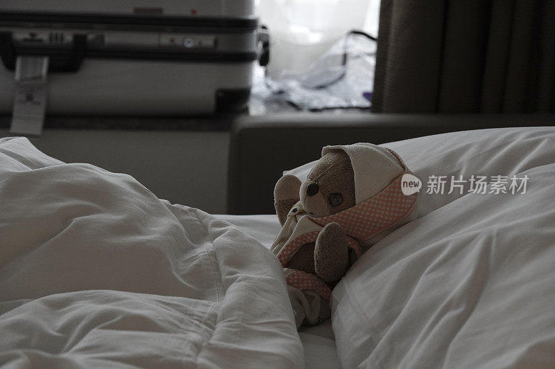 某次旅行期间，在旅馆休息时，抱了一只小泰迪熊。