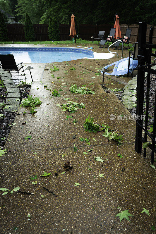 狂风暴雨后的游泳池