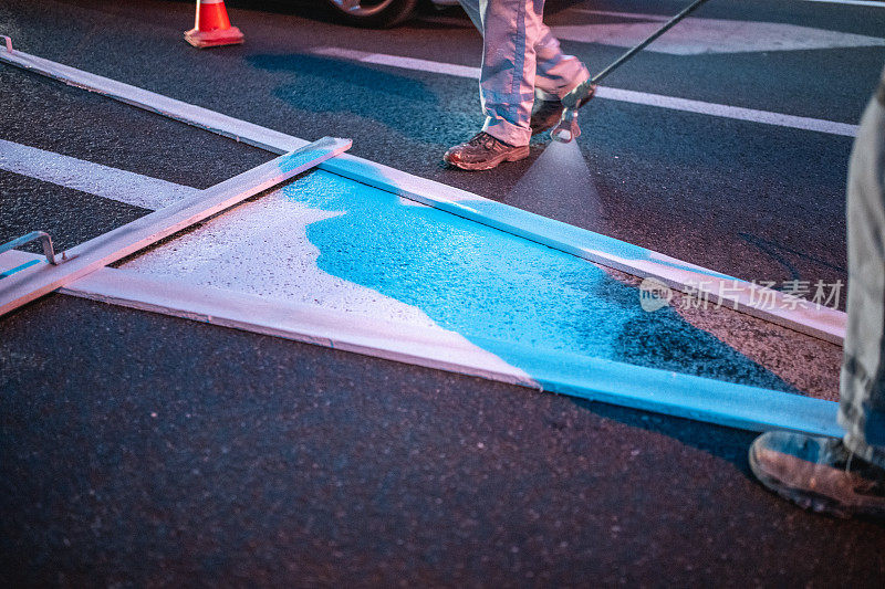 近距离对喷枪和尖箭头模板喷涂的道路