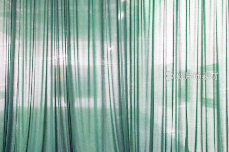 深绿色半透明窗帘