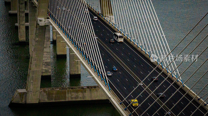 里斯本瓦斯科达伽马桥的鸟瞰图，黎明时分，周围的交通经过，在一天结束的时候
