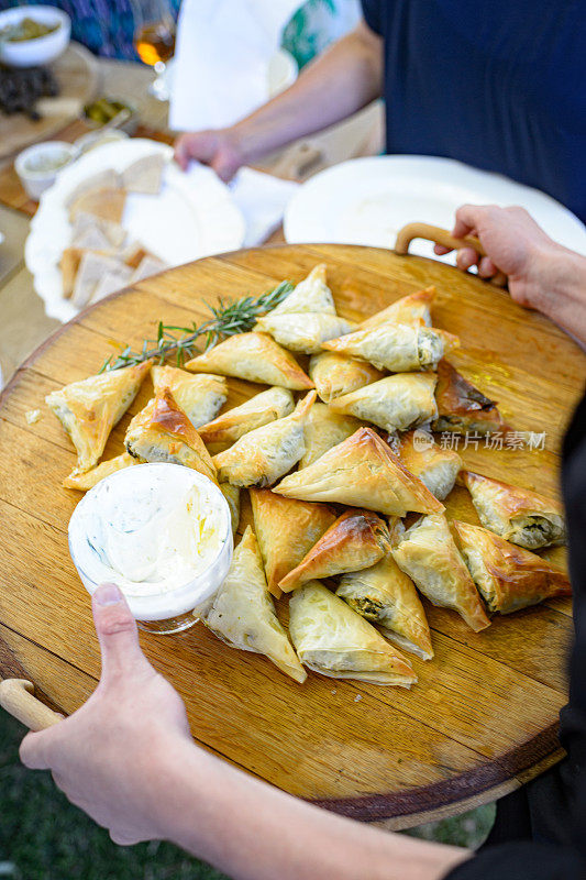 希腊菠菜羊乳酪派和菲洛三角形配沙拉奇
