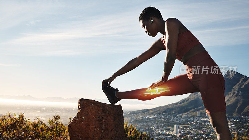 健身，山区和黑人妇女伸展腿准备开始锻炼，跑步和马拉松训练。女运动员的运动、锻炼和膝盖x光检查对健康、表现和身体健康都有好处