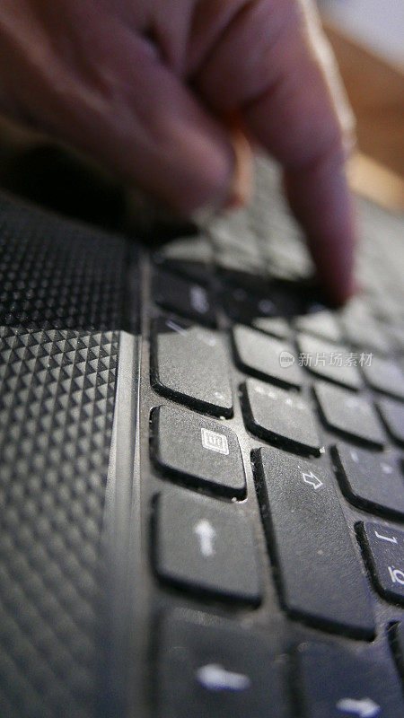 Qwerty键盘。特写镜头。使用笔记本电脑:在键盘上打字的人