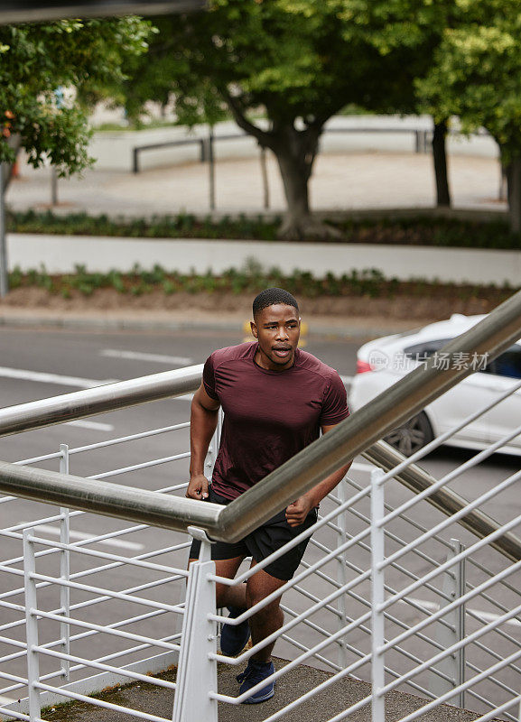 黑人，健身和跑步在城市楼梯心血管锻炼，保健锻炼或早上健康训练。跑步者，运动运动员和私人教练的步骤，身体肌肉增长