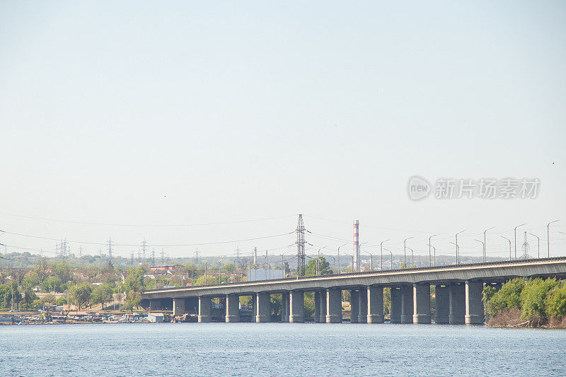 第聂伯市横跨第聂伯河的旧独木舟桥