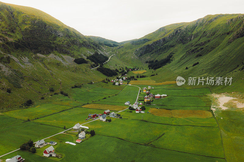 鸟瞰挪威霍德维克(hoddek)绿地上风景优美的山村