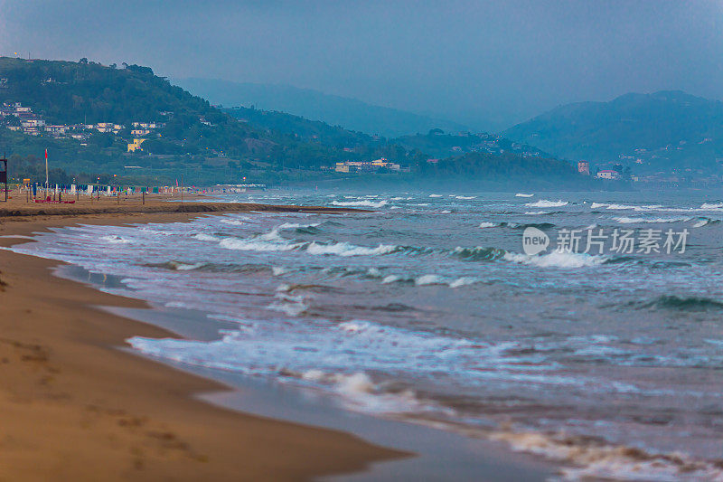 意大利的第勒尼安海。阿格罗波利的海滨。海上的波浪。黎明
